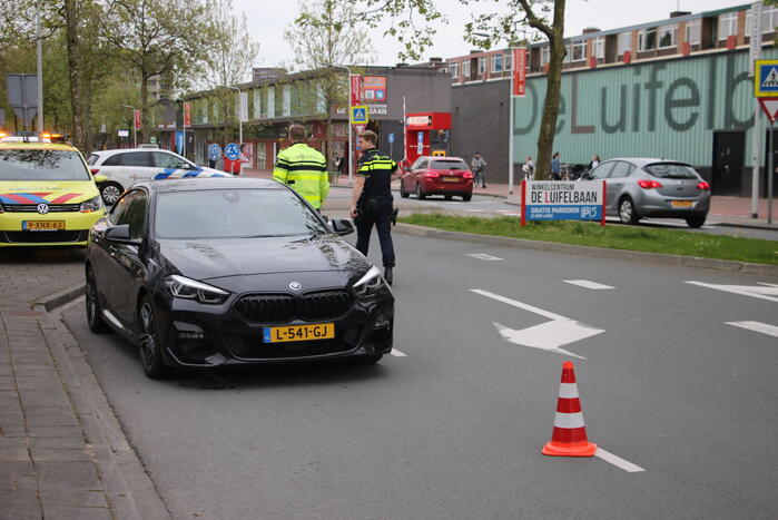 Bezorgscooter en auto botsen op rotonde