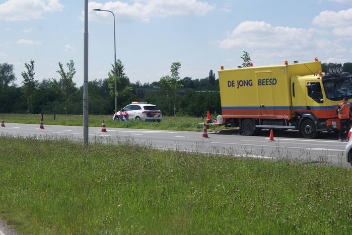 Vrachtwagen en personenauto in botsing bij kruising