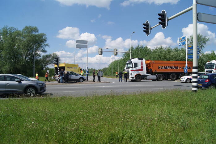 Vrachtwagen en personenauto in botsing bij kruising