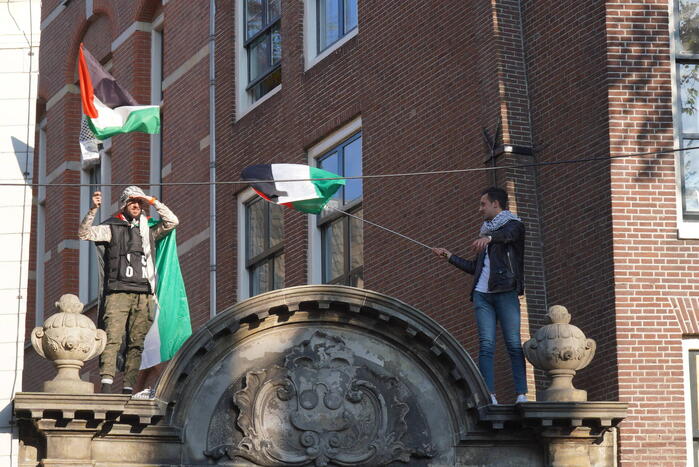 Demonstranten bezetten Binnengasthuisterrein