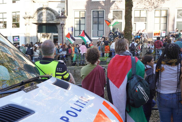 Demonstranten bezetten Binnengasthuisterrein