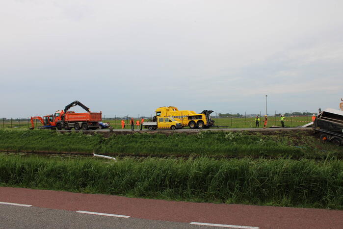 Vrachtwagen belandt in het water