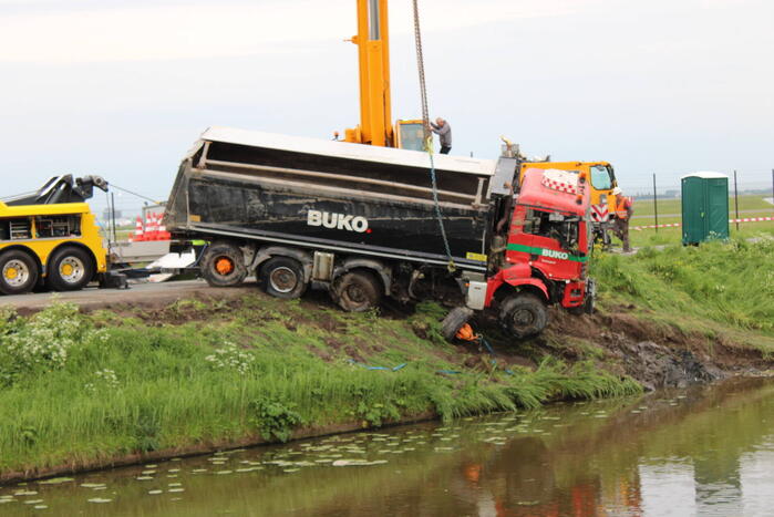 Vrachtwagen belandt in het water