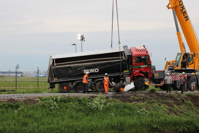 Vrachtwagen belandt in het water