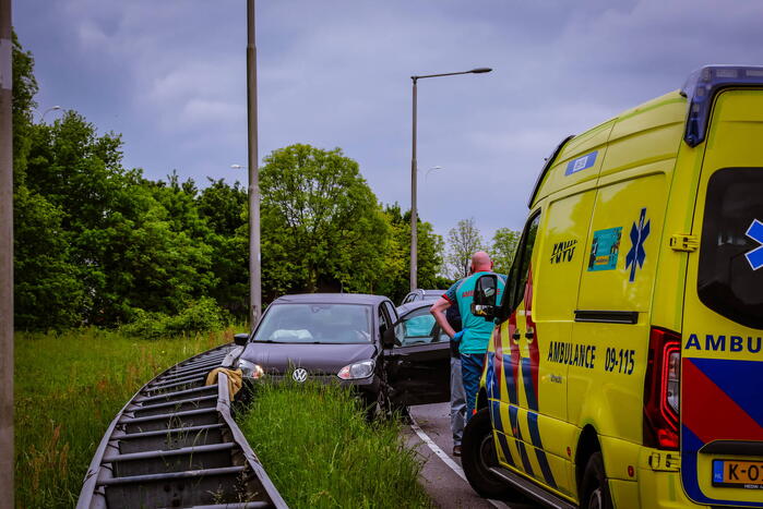 Twee personenwagens botsen op elkaar