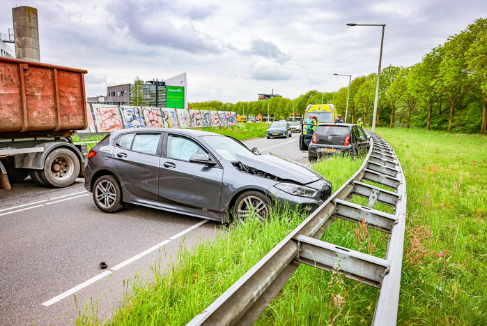 Twee personenwagens botsen op elkaar