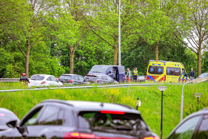 Twee personenwagens botsen op elkaar