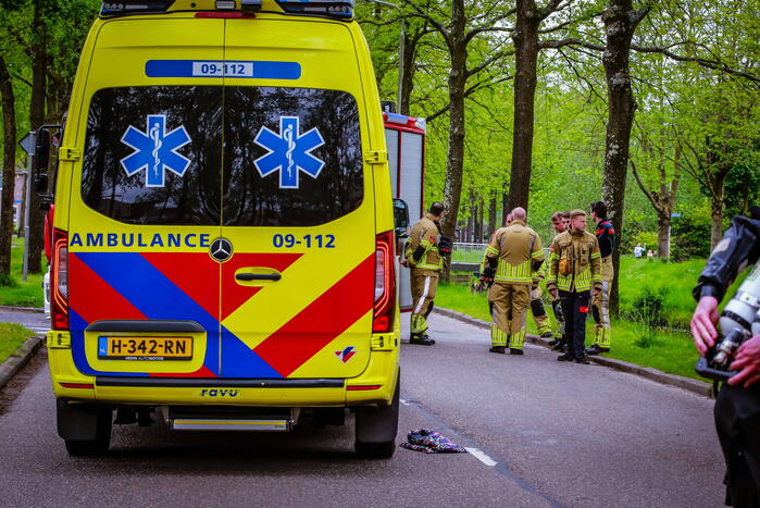 Broer springt in het water om zusje te redden