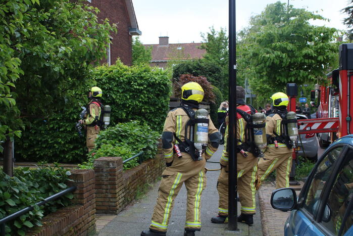 Brand in dak van woning snel onder controle