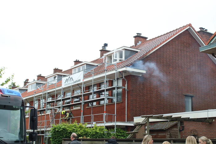 Brand in dak van woning snel onder controle