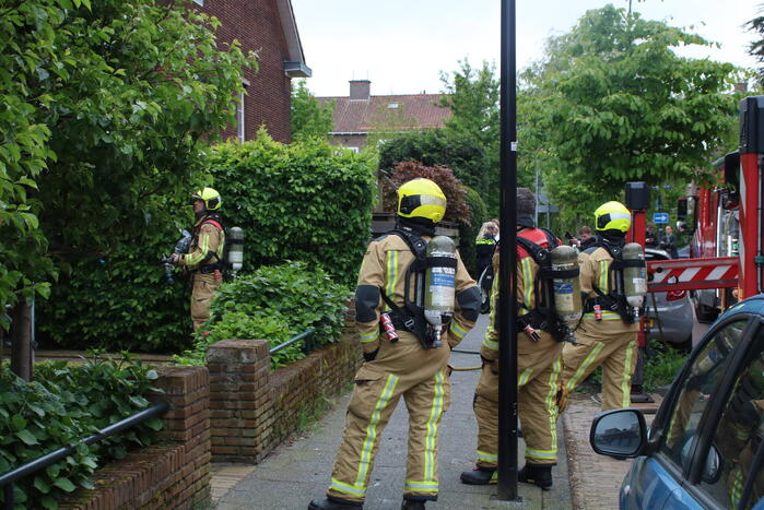 Brand in dak van woning snel onder controle