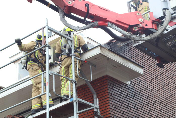 Brand in dak van woning snel onder controle