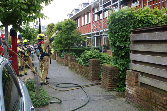 Brand in dak van woning snel onder controle