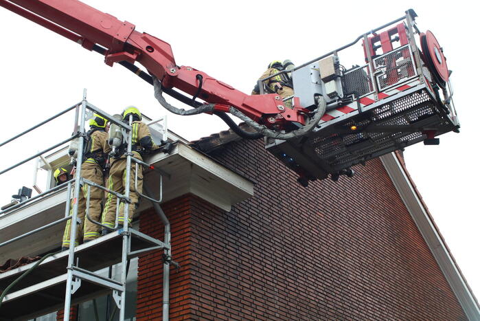 Brand in dak van woning snel onder controle