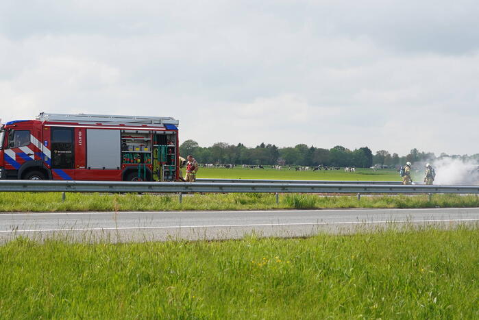 Bestelbus brandt uit op A28