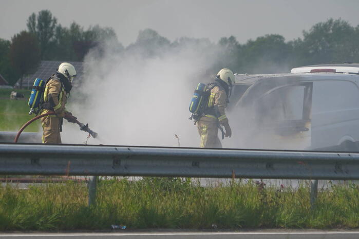 Bestelbus brandt uit op A28