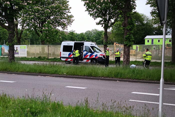 Fietsster overleden als ze onder betonmixer belandt