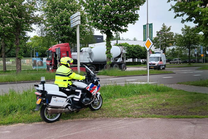 Fietsster overleden als ze onder betonmixer belandt