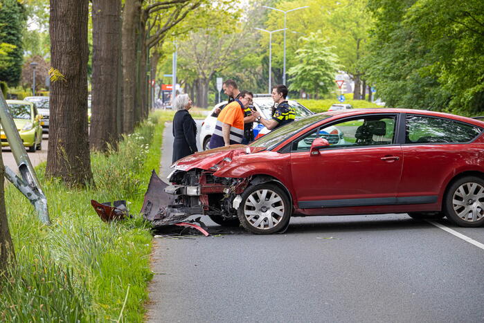 Automobilist rijdt tegen lantaarnpaal