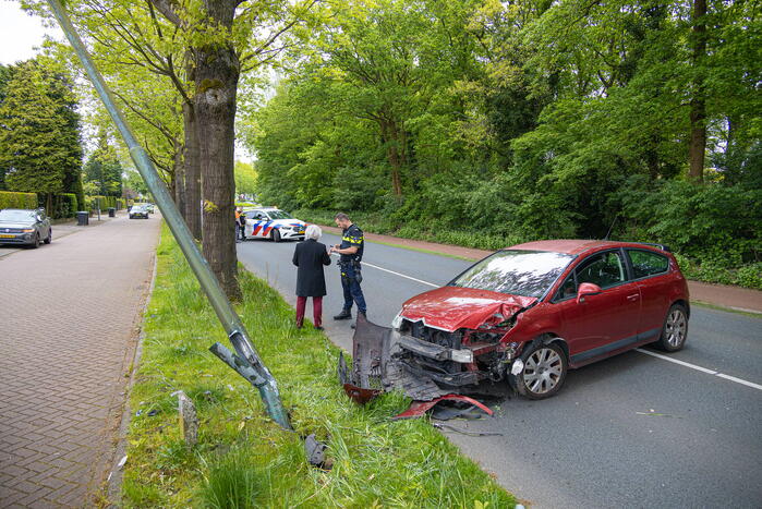 Automobilist rijdt tegen lantaarnpaal