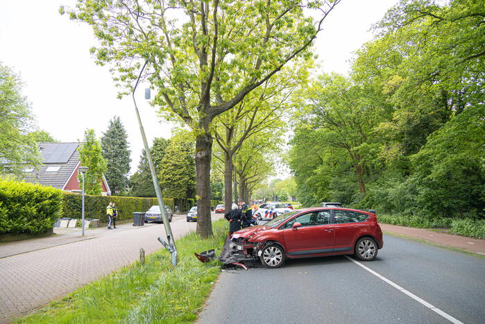 Automobilist rijdt tegen lantaarnpaal