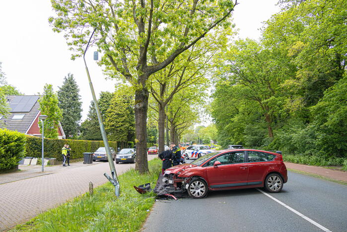 Automobilist rijdt tegen lantaarnpaal