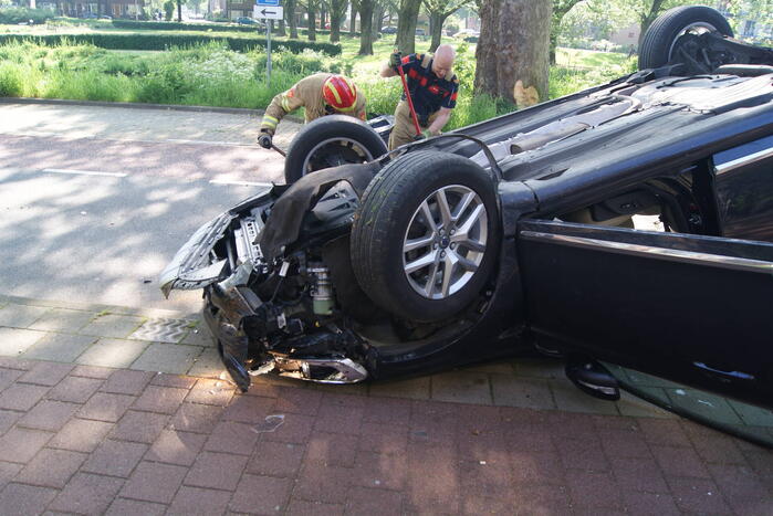 Automobilist klapt op lantaarnpaal en boom en belandt op zijn kop