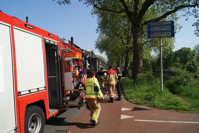 Automobilist klapt op lantaarnpaal en boom en belandt op zijn kop