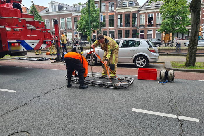 Brandweerduikers zoeken in water na vondst kentekenplaat