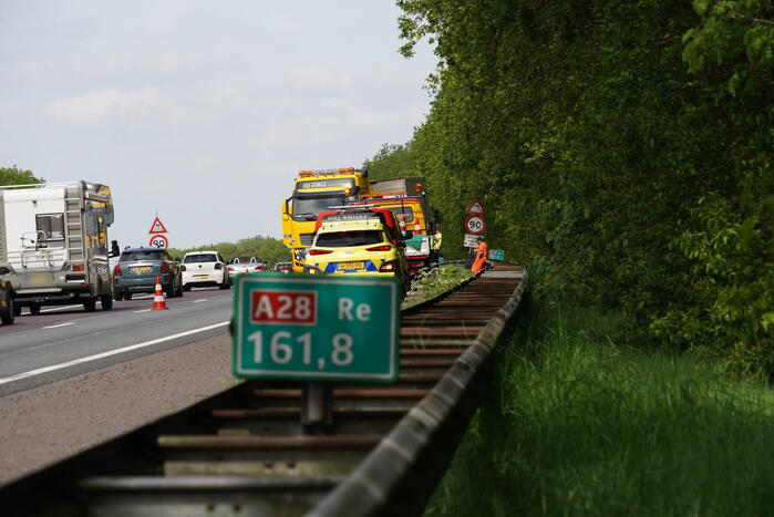 Vrachtwagen verliest band en veroorzaakt schade en file