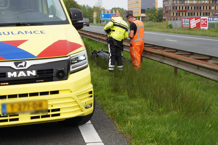 Motorrijder gewond na crash op snelweg