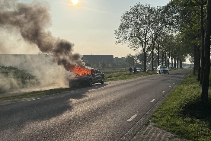 Auto verwoest door brand tijdens rit