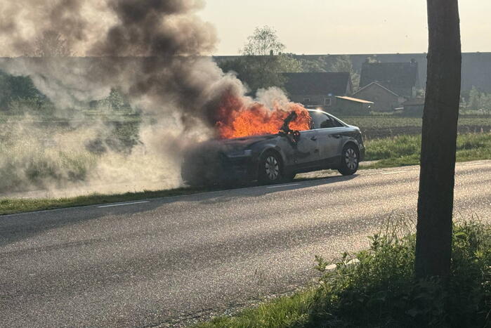 Auto verwoest door brand tijdens rit