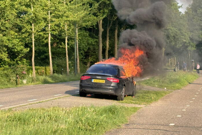 Auto verwoest door brand tijdens rit