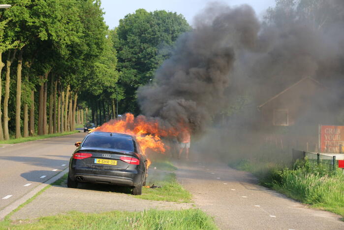 Auto verwoest door brand tijdens rit