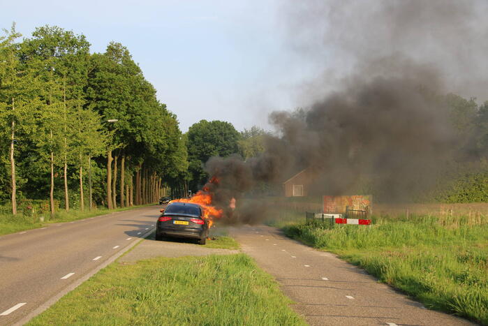 Auto verwoest door brand tijdens rit