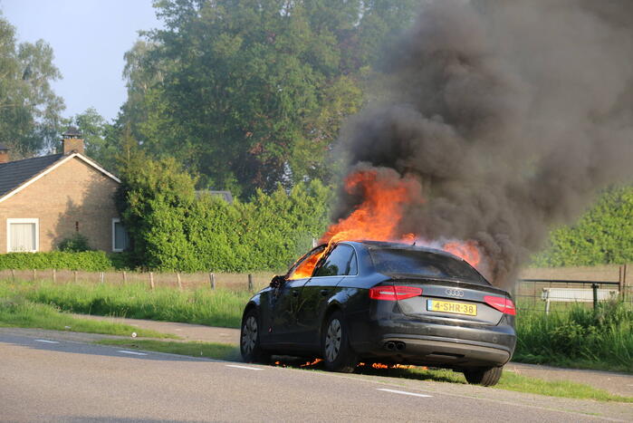 Auto verwoest door brand tijdens rit