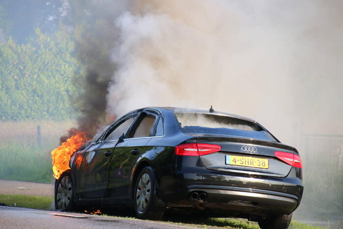 Auto verwoest door brand tijdens rit