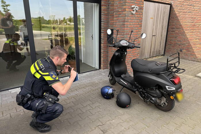 Tweetal op scooter gewond bij botsing met auto