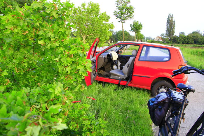Automobilist raakt van de weg en klapt op boom