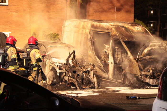 Meerdere voertuigen verwoest door brand