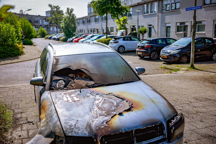 Geparkeerde auto loopt forse schade op door brand