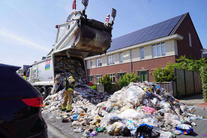 Vuilniswagen dumpt afval op straat vanwege brand