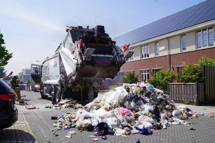 Vuilniswagen dumpt afval op straat vanwege brand