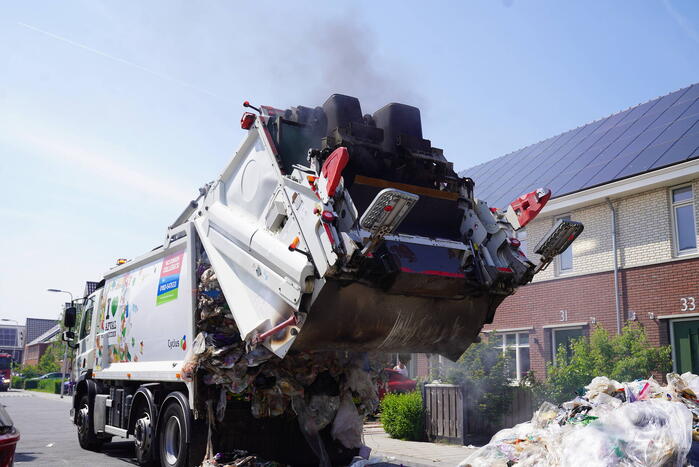 Vuilniswagen dumpt afval op straat vanwege brand