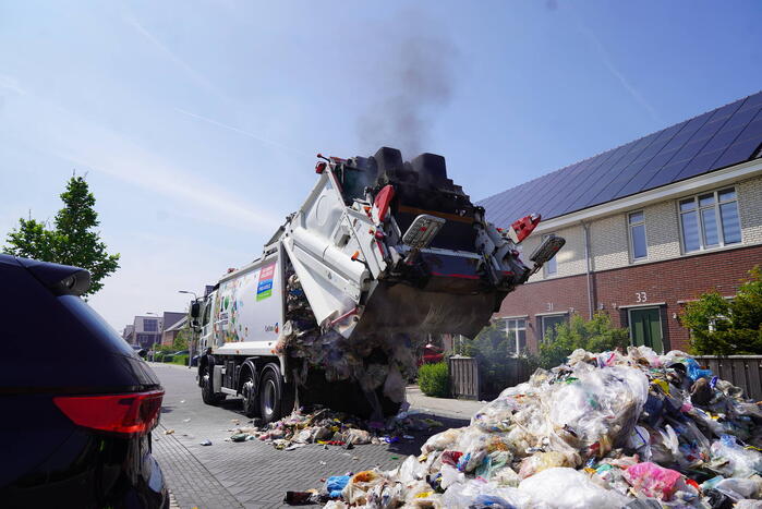 Vuilniswagen dumpt afval op straat vanwege brand