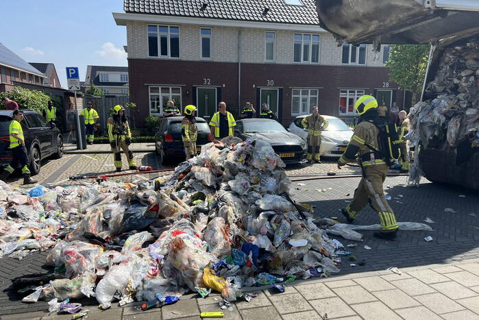 Vuilniswagen dumpt afval op straat vanwege brand