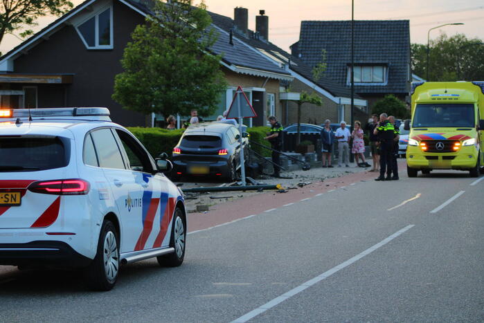 Automobilist verliest macht over het stuur en richt ravage aan