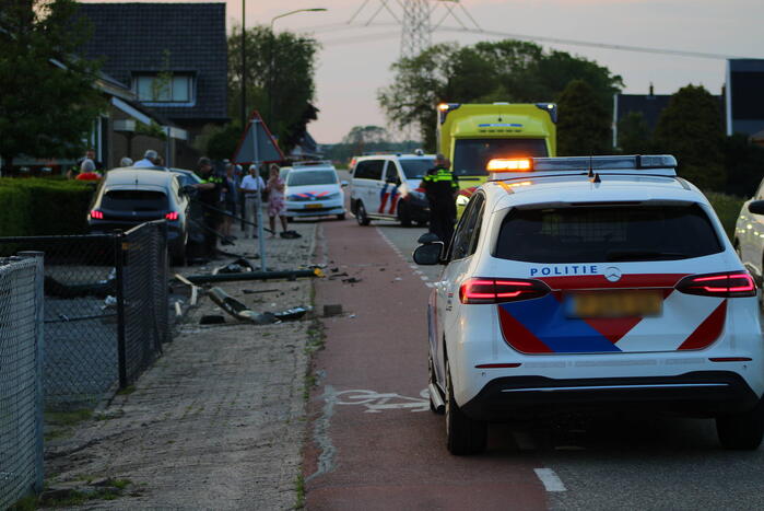 Automobilist verliest macht over het stuur en richt ravage aan