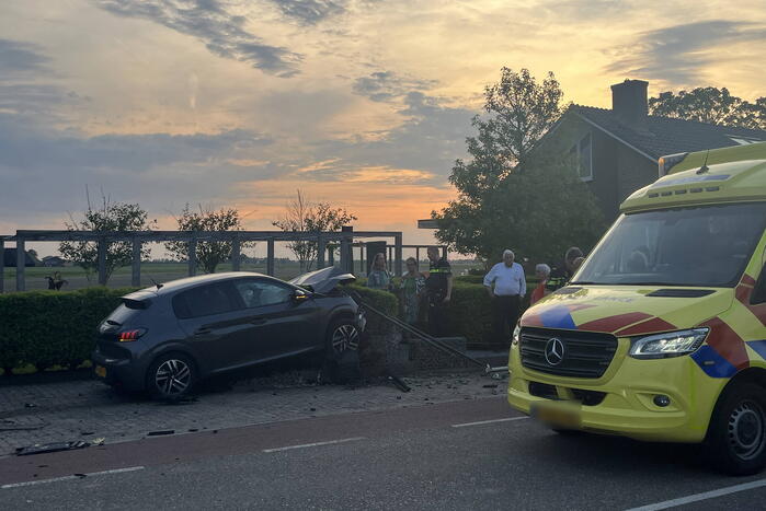 Automobilist verliest macht over het stuur en richt ravage aan